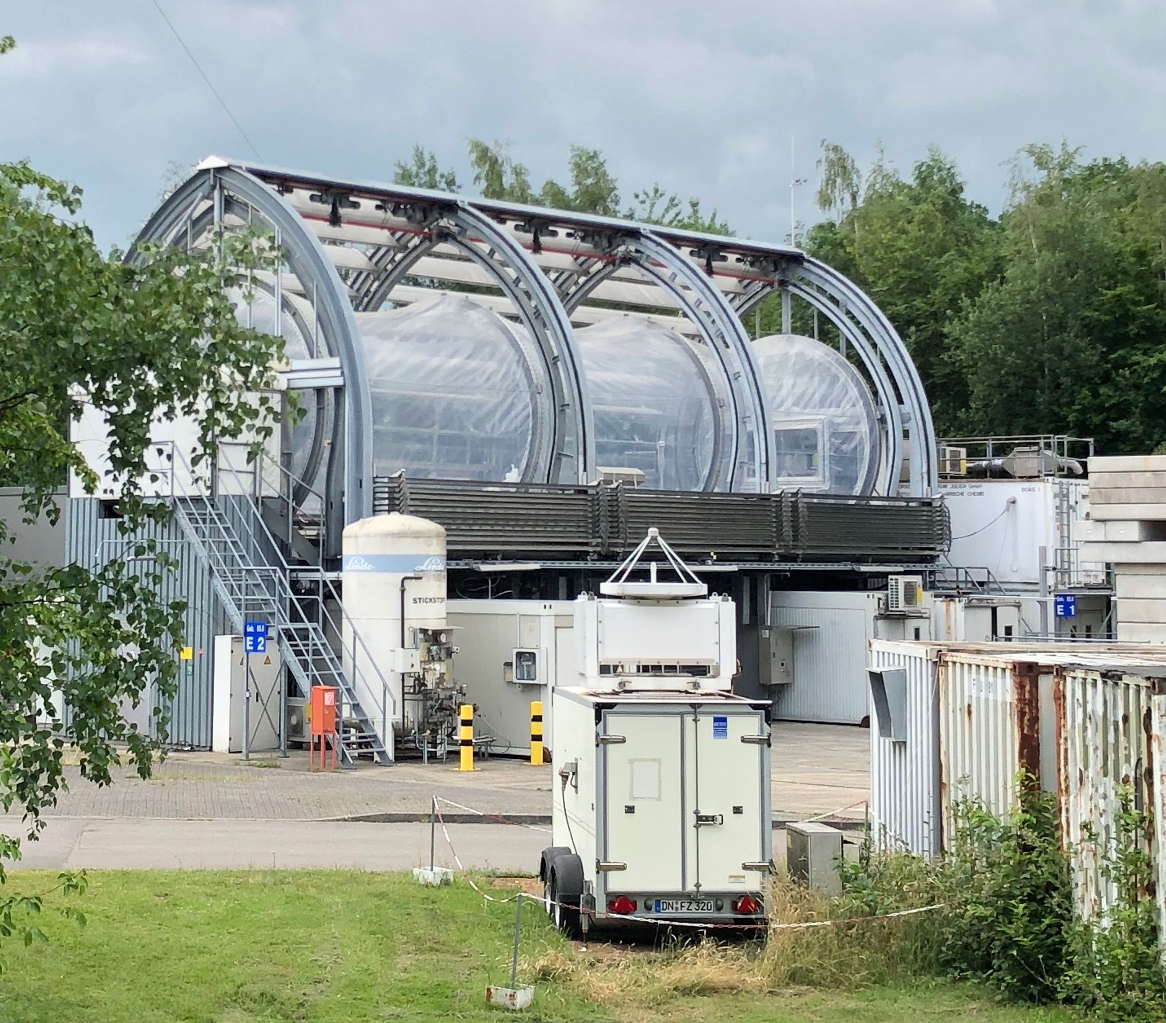 Testing of (new) instrumentation under controlled atmospheric conditions in the simulation chamber